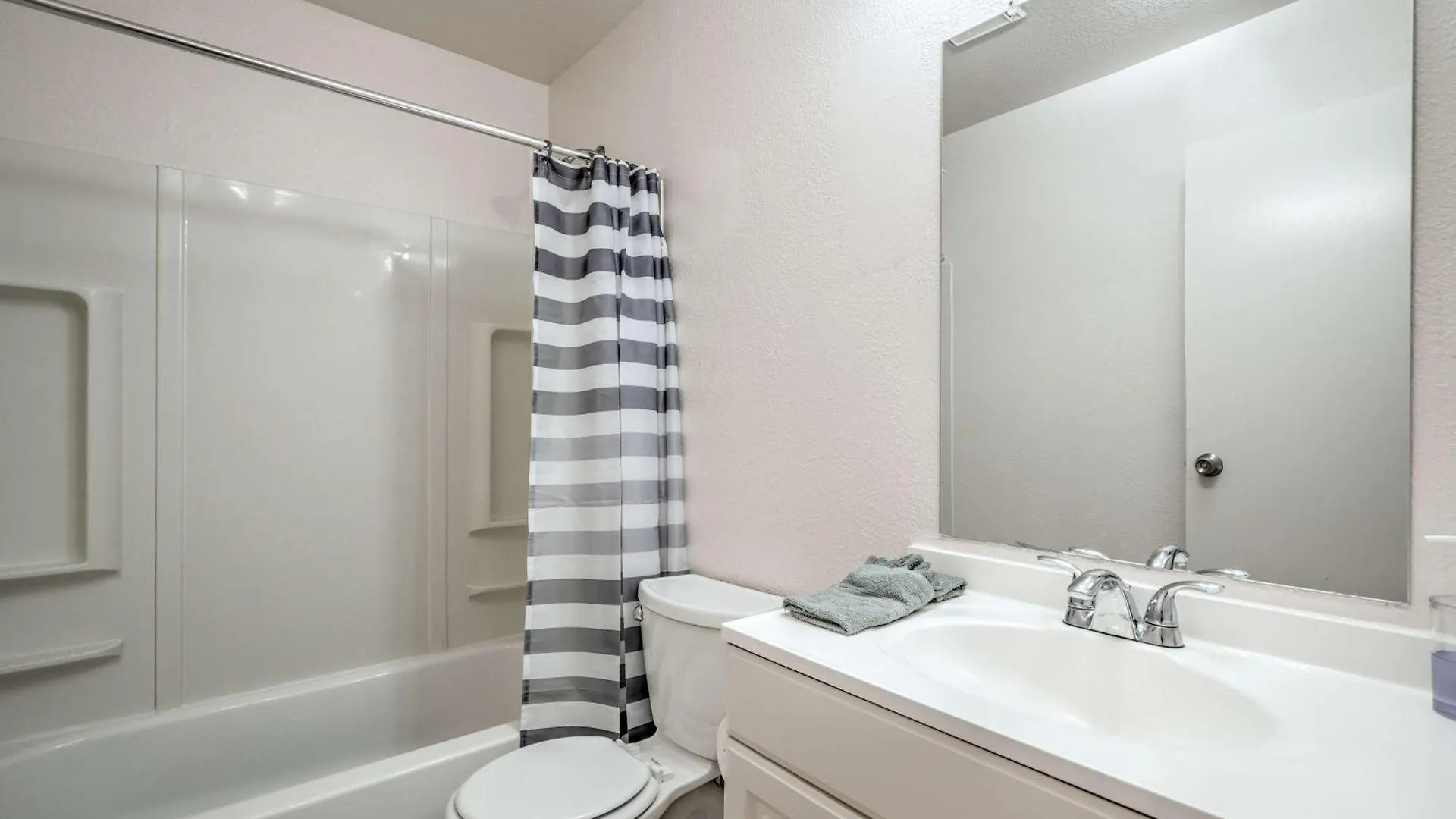 Vegas Getaway Near Strip! Sleeps 6! Villa Las Vegas